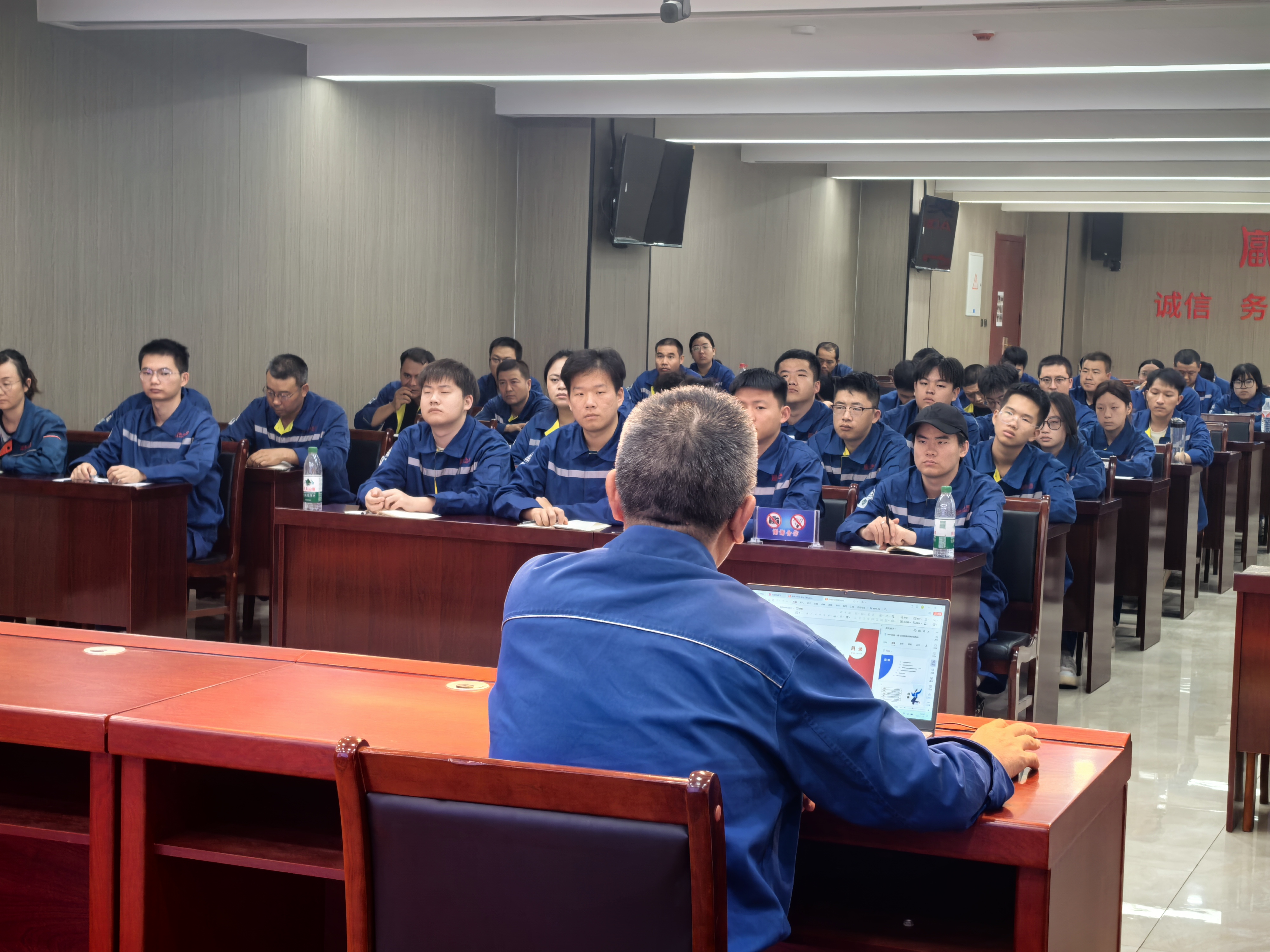 青蓝相继 薪火相承 ——新疆全发国际唬唬；；；び邢薰揪傩小笆Υ健毙榍┒┮鞘